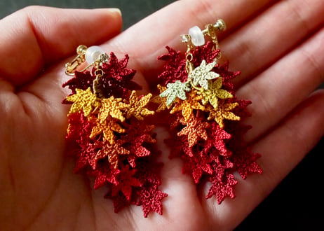紅葉（モミジ）の耳飾り