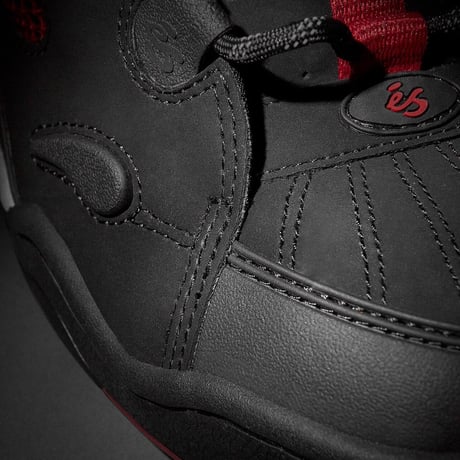 es "MUSKA" (Black/Red)