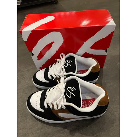 es "ACCEL OG" (Brown/Black/White)