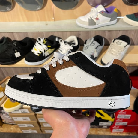 es "ACCEL OG" (Brown/Black/White)