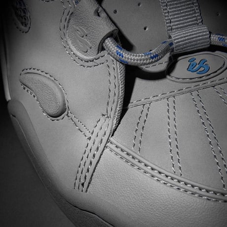 es "MUSKA" (Grey)