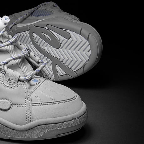 es "MUSKA" (Grey)