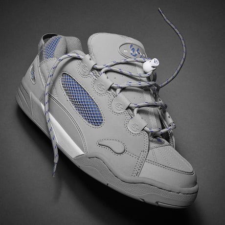 es "MUSKA" (Grey)