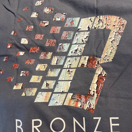 BRONZE 56K "LOGO RUST TEE" (CHARCOAL) L