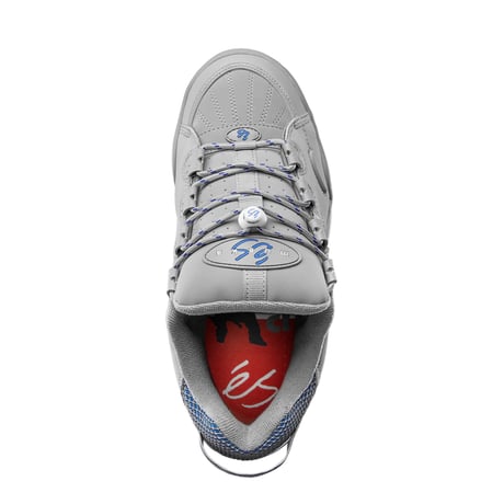 es "MUSKA" (Grey)