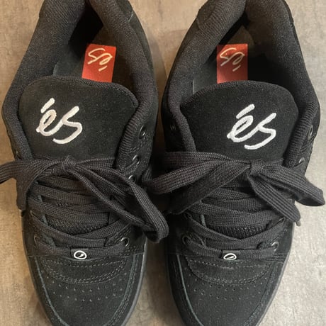 es "ACCEL" (Black)