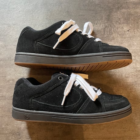 es "ACCEL" (Black)
