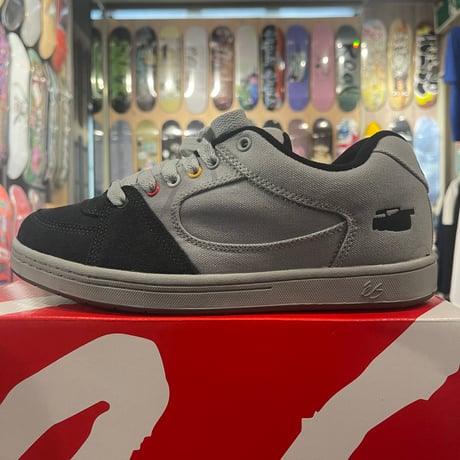 es "ACCEL OG" (DarkGrey/LightGrey)