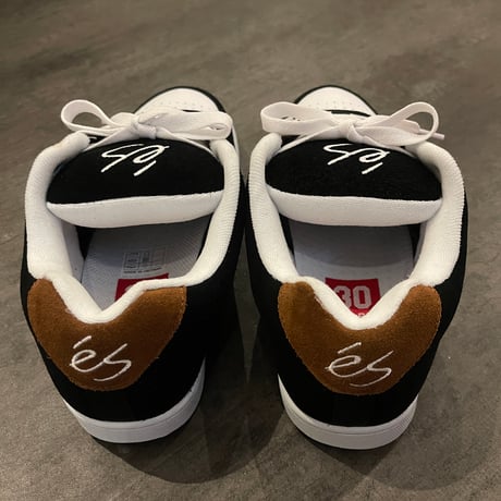 es "ACCEL OG" (Brown/Black/White)