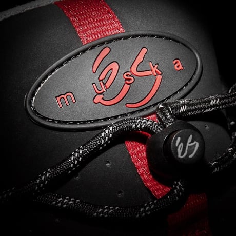 es "MUSKA" (Black/Red)