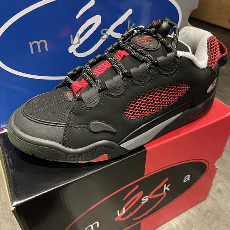 es "MUSKA" (Black/Red)
