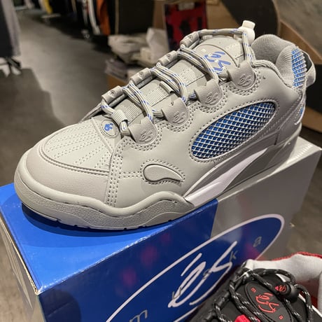es "MUSKA" (Grey)