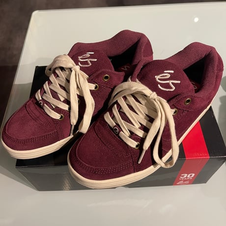 es "ACCEL" (Burgundy)