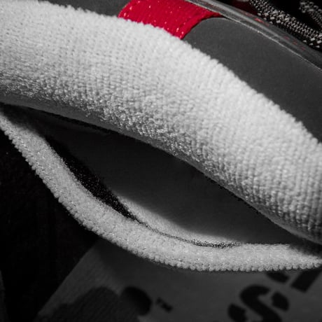 es "MUSKA" (Black/Red)
