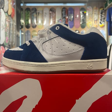 es "ACCEL OG" (Royal/White)