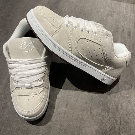 es "ACCEL OG" (WHITE)