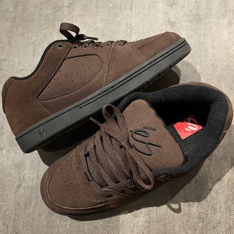 es "ACCEL OG" (Brown)