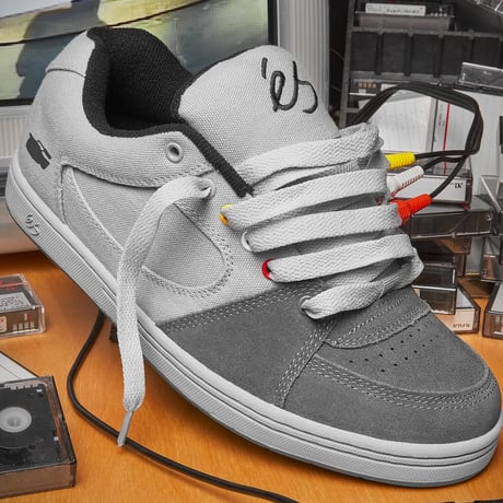 es "ACCEL OG" (DarkGrey/LightGrey)