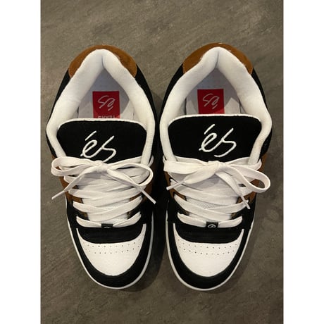 es "ACCEL OG" (Brown/Black/White)