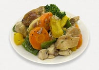 彩り野菜のハーブ炒め（鶏ハム入り）