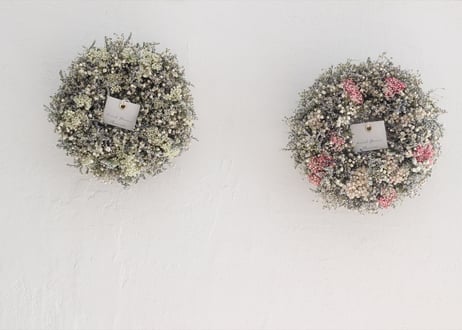 かすみ草とライスフラワーの小花のリース