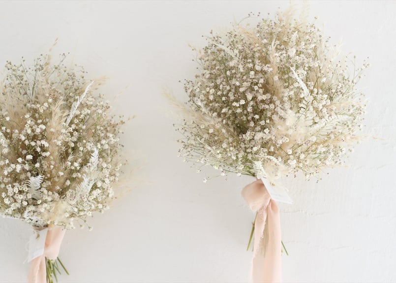 バンクシアとナズナ、かすみ草、ハハコグサのナチュラルスワッグブーケ