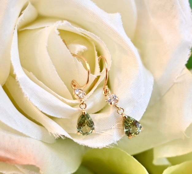 K18 ホワイトトパーズ・グリーンサファイアピアス | エレガンスアライ