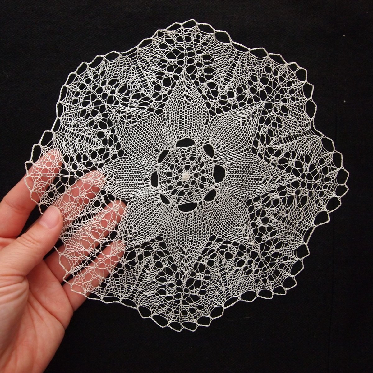 ドイリーレース ＜ クレマチス ＞ | バルト東欧北欧、暮らしを巡る