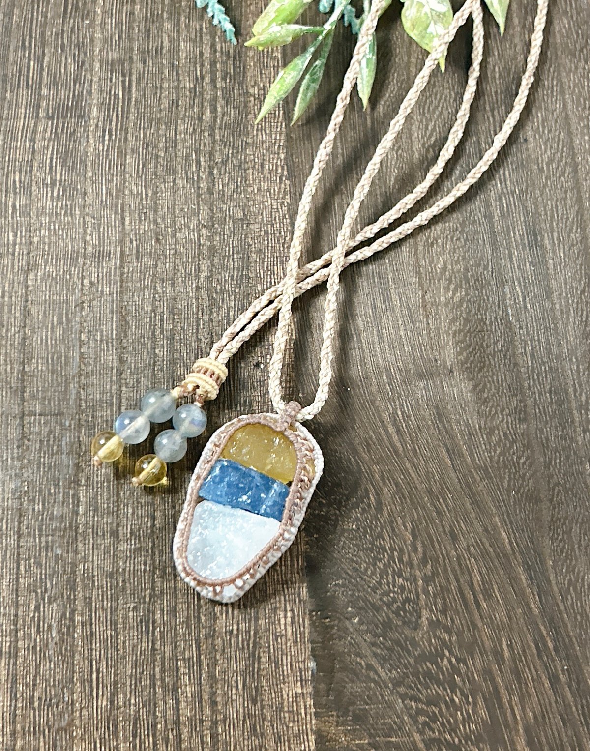 上カルビ　大粒ブラックオパールのマクラメネックレス 上カルビ 大粒ブラックオパールのマクラメネックレス ミックスベリルの