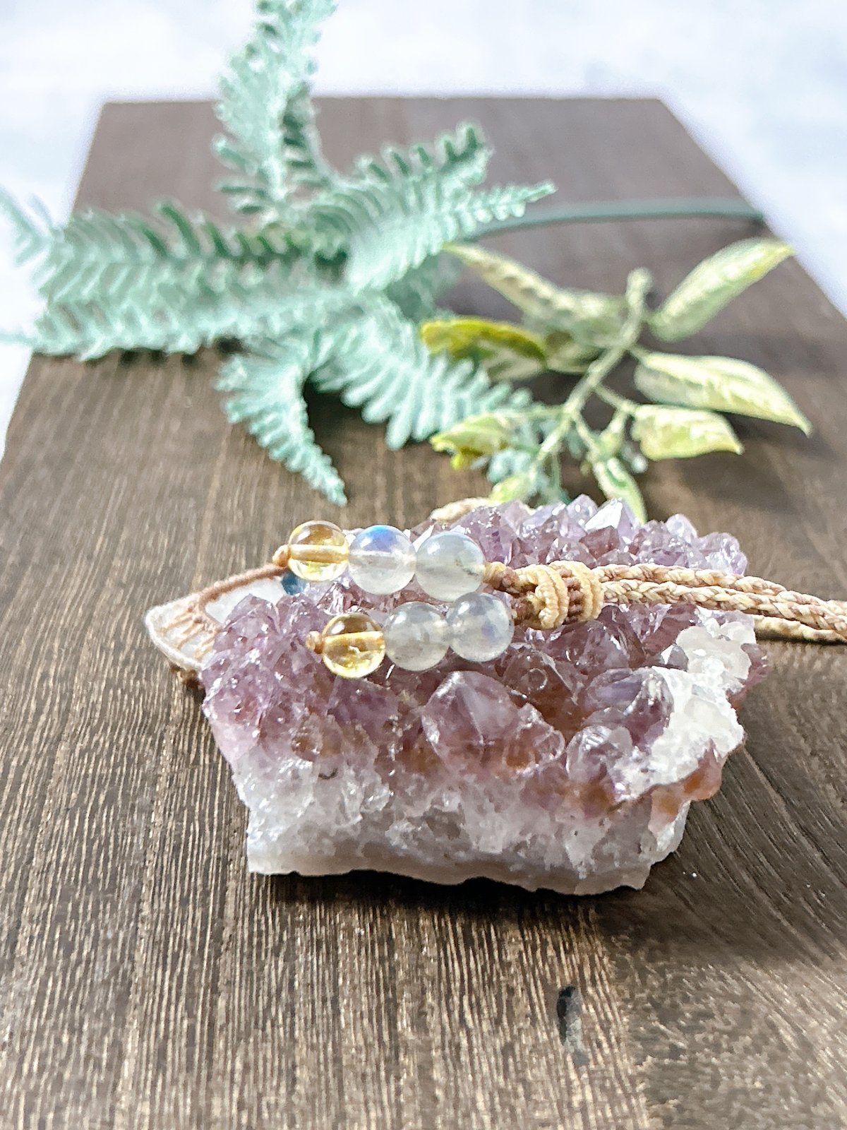 上カルビ　大粒ブラックオパールのマクラメネックレス ミックスベリルのマクラメネックレス | 霽月洞-seigetsudou-鉱物