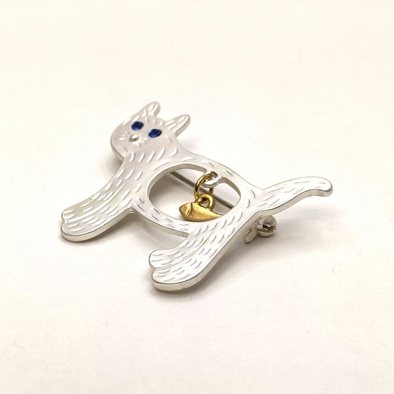 お魚食べちゃった猫ちゃんブローチ☆シルバーカラー | イズヤ