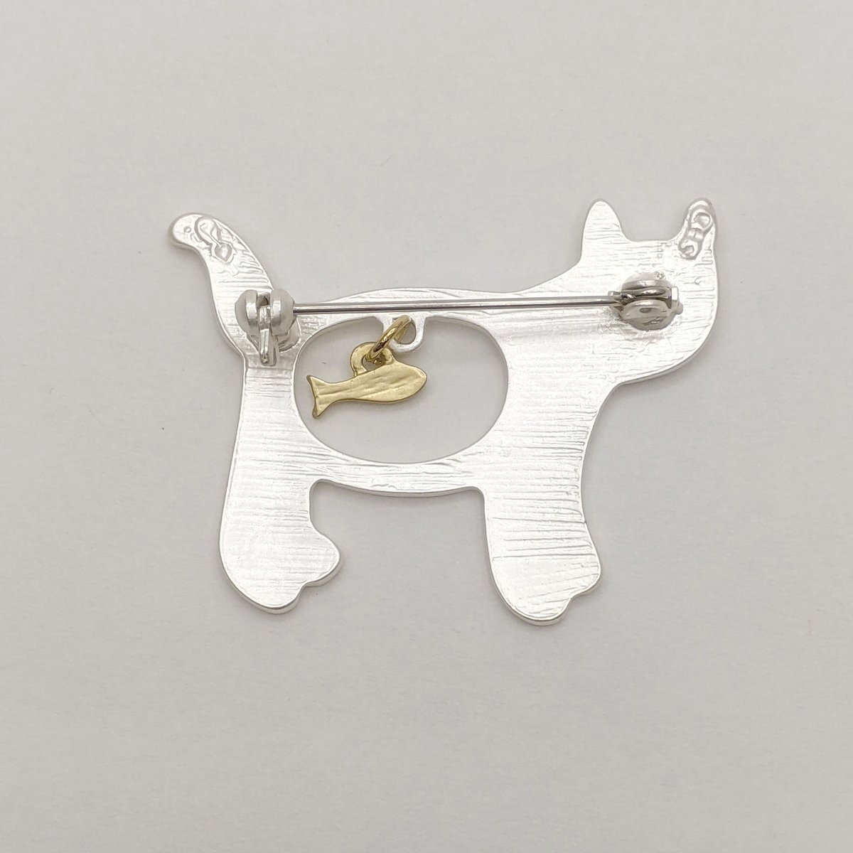 お魚食べちゃった猫ちゃんブローチ☆シルバーカラー | イズヤ