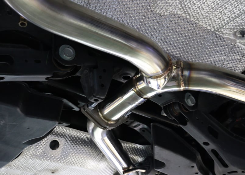 BRASH】トヨタ カローラスポーツ BRASH 4本出しマフラー チタンカラー