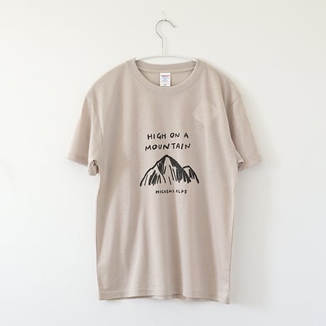 HIGH ON A MOUNTAIN dry cotton Tシャツ 　サンドベージュ