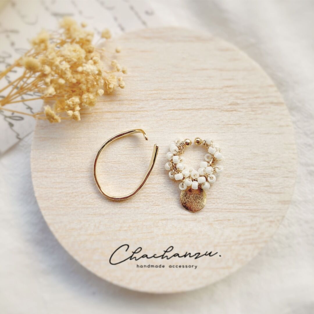 ビーズクロッシェとゴールドコインチャームのイヤーカフセット