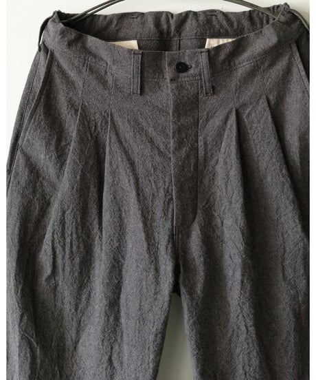 kläuse / Two Tuck Trousers < black chambray>