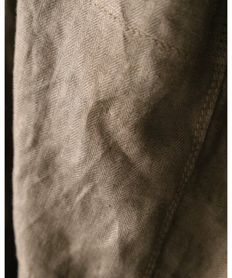 kläuse / Loose Fitting Tapered Trousers ‘Wide 2' < khaki >