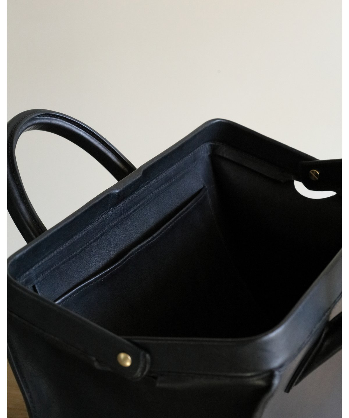 ヌ / Top frame bag <black> | AUTHOR