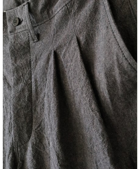 kläuse / Two Tuck Trousers < black chambray>