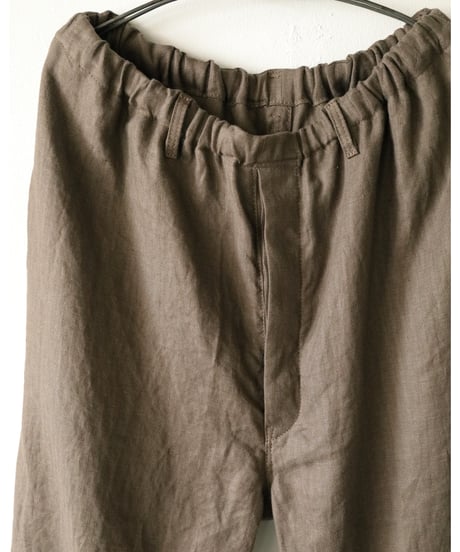 kläuse / Loose Fitting Tapered Trousers ‘Wide 2' < khaki >