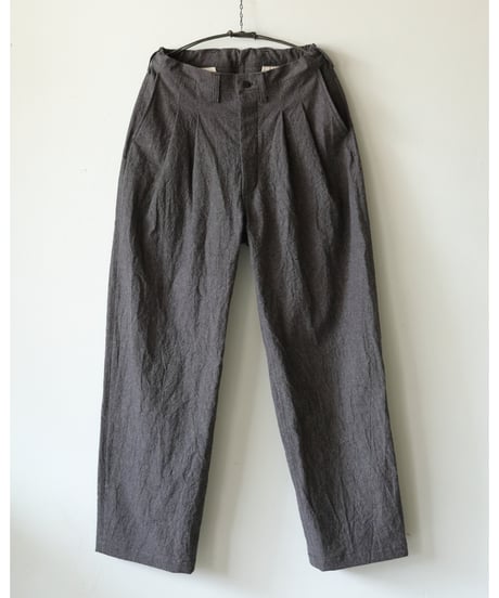 kläuse / Two Tuck Trousers < black chambray>
