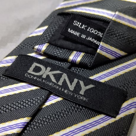 ダナキャランニューヨーク DKNY 美品 微光沢 ネクタイ 斜めストライプ レジメンタル 黒系 ブラック系 H-008841