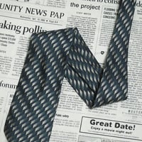 イッセイミヤケ ISSEY MIYAKE im 美品 微光沢 ネクタイ 日本製 シルク100% パターン柄 濃紺系ベース ネイビー J-005247