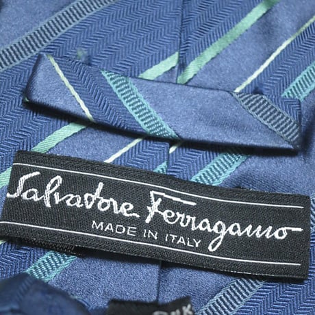 サルヴァトーレ フェラガモ Salvatore Ferragamo ネクタイ イタリア製 シルク100% 斜めストライプ レジメンタル 濃紺系ベース ネイビー J-005180