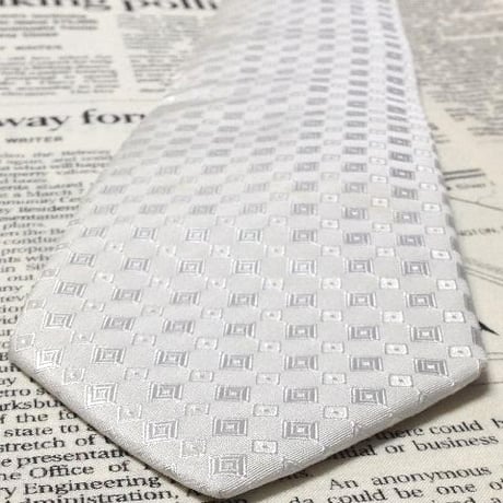 アクアスキュータム Aquascutum 微光沢 ネクタイ 日本製 シルク100% パターン柄 ライトグレー系 Z-006288