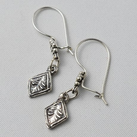 Silver ：　アジアンちっくなミニピアス