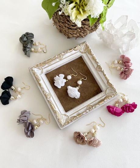 Flower× Freshwater pearl　ピアス（グレージュ）