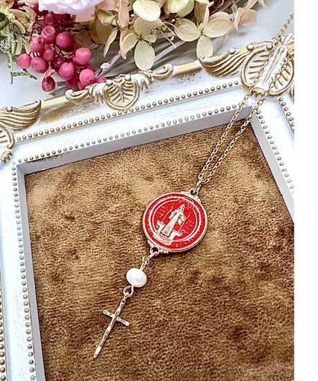 聖ベネディクトのメダイペンダント（大）Red & Pearl & Cross