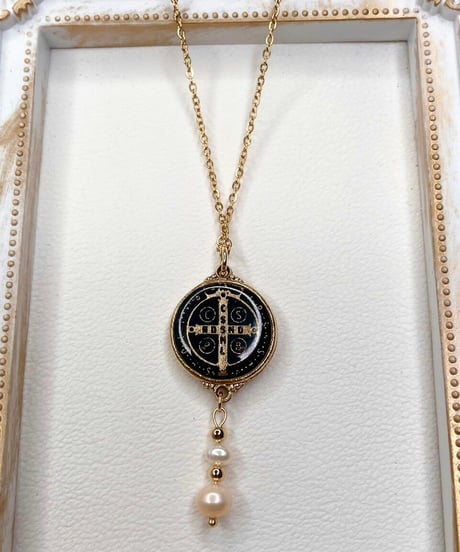 聖ベネディクトのメダイペンダント（大）Black &Pearl