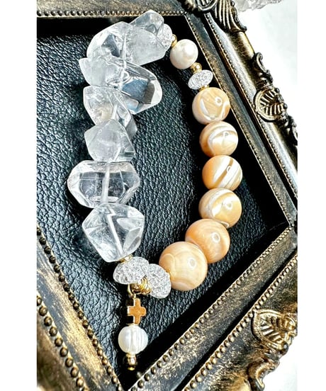 Mother Of Pearl × High Quality Quartz (数本限定）
